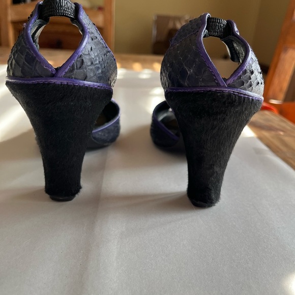 Max Azria Brie Black/Purple Combo Leather/Fur Strappy Peep Toe Heels Sz 38/7 GUC - Picture 3 of 16